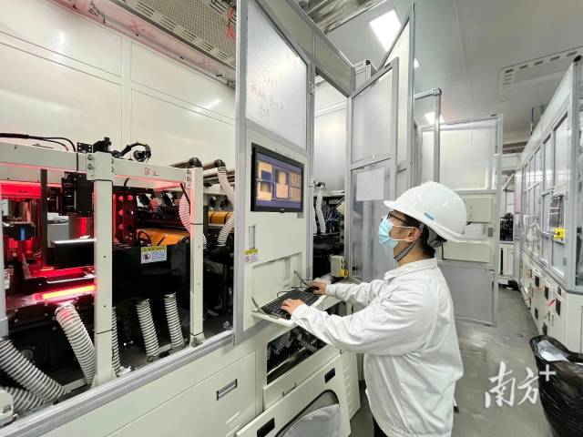 万搏网页_万搏(中国)校企联合培养班学生在企业学习。