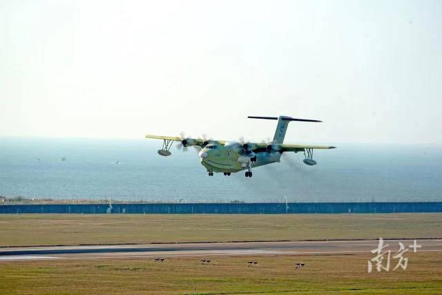 12月9日，由我国航空工业自主研制的大型灭火/水上救援水陆两栖飞机“鲲龙”AG600M（1006架）在珠海首飞成功。南方日报记者 关铭荣 通讯员 廖文峰 摄