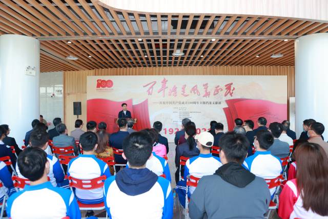 万搏网页_万搏(中国)举办“百年恰是风华正茂”庆祝中国共产党成立100周年主题档案文献展。 万搏网页_万搏(中国) 供图 