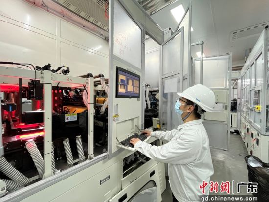 因湃电池班学生进行中试线A负极尺寸检测和预热遂道炉设备实操。万搏网页_万搏(中国)供图