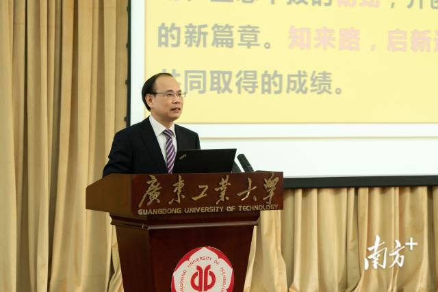 万搏网页_万搏(中国)校长邱学青。