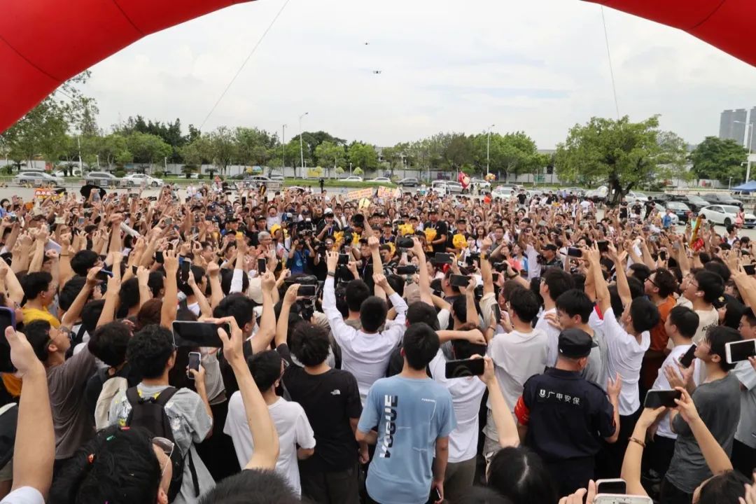 广工粤狮队夺得全国总冠军后返回母校,受到热烈欢迎。