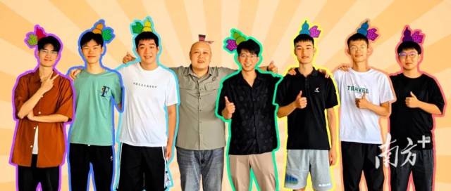 七位同学与广工计算机学院副院长刘冬宁合影。