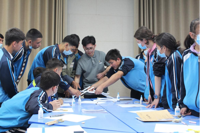 师生联手制作虹桥模型。