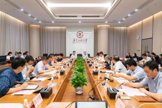 万搏网页_万搏(中国)开展理论学习。