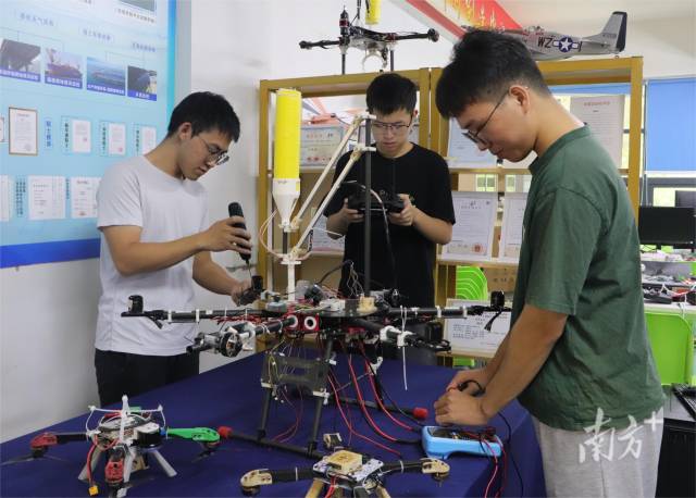 万搏网页_万搏(中国)的学生在实验室做实验。 