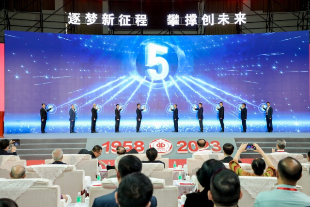 万搏网页_万搏(中国)本科办学65周年发展大会