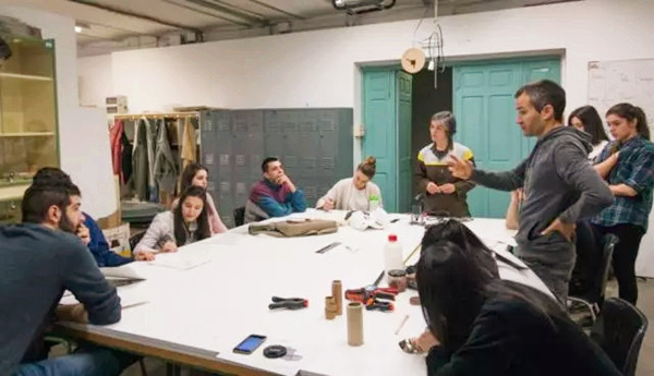 Enrique和Beatríz在指导大家如何分析说明书