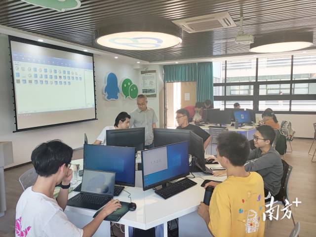 广工建成“腾讯云人工智能实验室”。