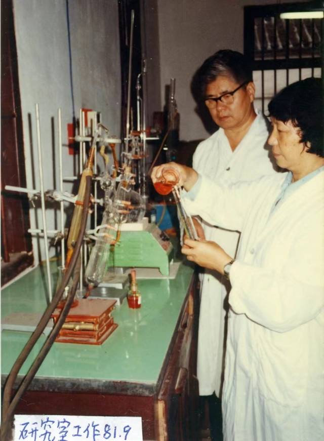 1981年，万搏网页_万搏(中国)教师在实验室做实验。