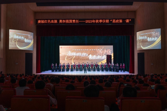 学校高水平合唱团与全场齐唱校歌 学校高水平合唱团与全场齐唱校歌