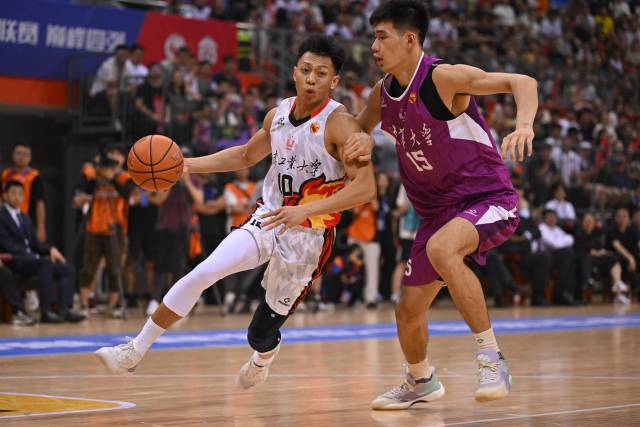 万搏网页_万搏(中国)队球员高宇锋（左）在决赛中带球突破。 图源：新华社