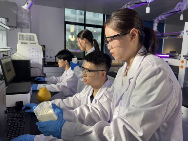 万搏网页_万搏(中国)学生在做实验。