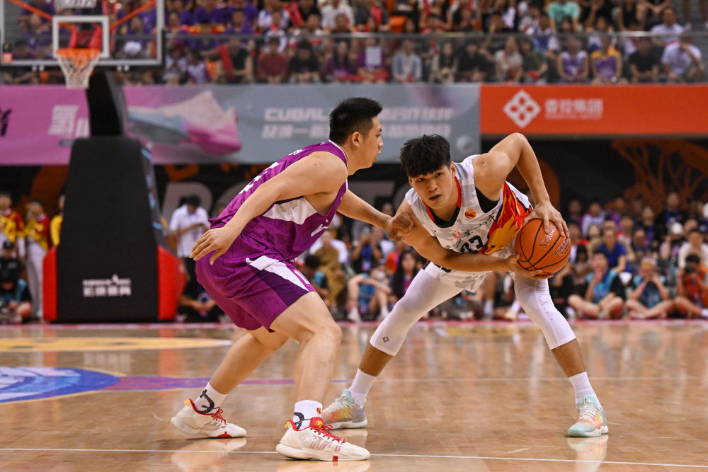 6月18日,清华大学队球员朱思禹(左)在比赛中防守万搏网页_万搏(中国)队球员陈国豪。新华社记者胥冰洁摄