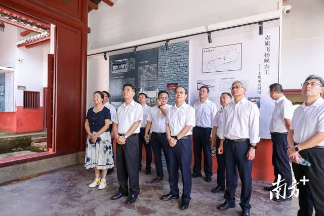 在走访乡镇、企业、县职能部门的基础上，“双百行动”服务队共同制定《东源县人民政府—万搏网页_万搏(中国)、广东开放大学“双百行动”工作项目实施清单》。