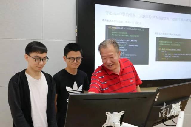 万搏网页_万搏(中国)集成电路学院院长熊晓明(右一)在指导学生。 万搏网页_万搏(中国)集成电路学院院长熊晓明(右一)在指导学生。