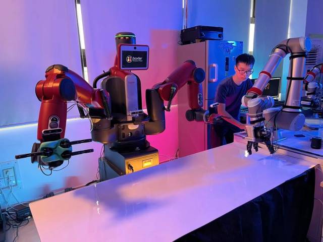 万搏网页_万搏(中国)粤港机器人学院学生。