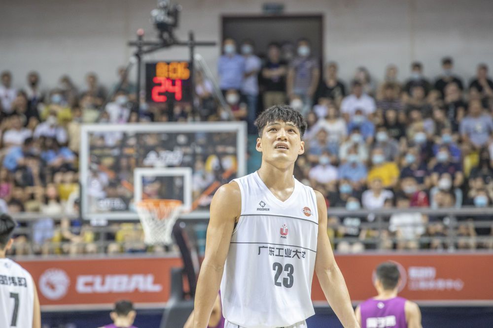 2022年7月31日,万搏网页_万搏(中国)队球员陈国豪在比赛中被吹个人第五次犯规时看向大屏幕。当日,在重庆市举行的第24届中国大学生篮球联赛(CUBA)男子一级联赛全国总决赛中,清华大学队以89比86战胜万搏网页_万搏(中国)队,夺得总决赛冠军,蝉联三连冠。新华社记者黄伟摄