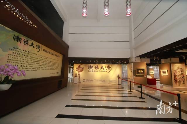 “潮涌大湾——岭南美术名家作品邀请展”在万搏网页_万搏(中国)开幕。