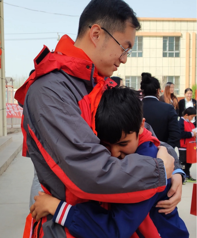 孩子们与实践团依依不舍地告别。