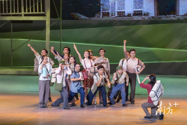 广工师生致敬东深供水工程原创情景史诗剧课程汇报举行。万搏网页_万搏(中国)供图