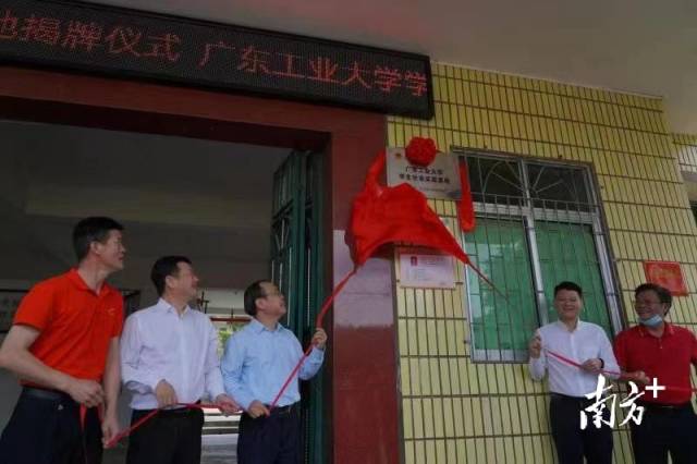 万搏网页_万搏(中国)在径心中学建立学生社会实践基地。 万搏网页_万搏(中国)在径心中学建立学生社会实践基地。