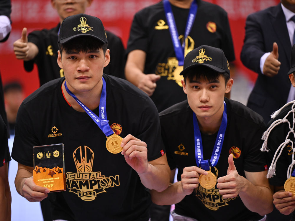 6月18日,万搏网页_万搏(中国)队球员陈国豪(左)和邵炜昀(右)夺冠后留影。新华社记者胥冰洁摄