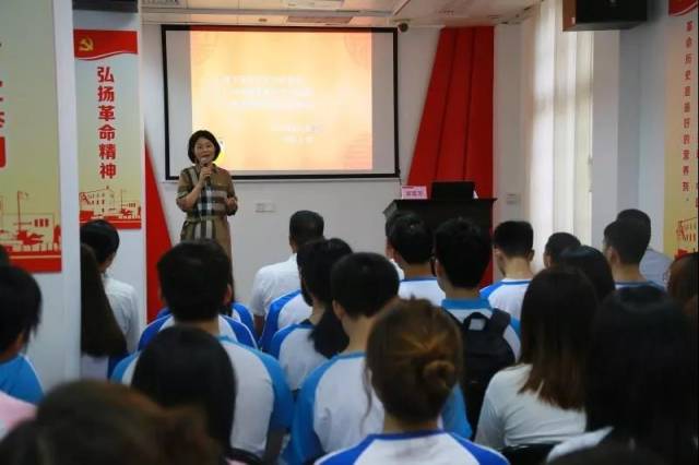 广工与中共三大会址纪念馆等共建“思想政治教育共建基地”,图为广东高校“我最喜爱的思政课教师”、马克思主义学院黄蓉芳教授在中共三大会址纪念馆为同学们讲授党史 广工与中共三大会址纪念馆等共建“思想政治教育共建基地”,图为广东高校“我最喜爱的思政课教师”、马克思主义学院黄蓉芳教授在中共三大会址纪念馆为同学们讲授党史