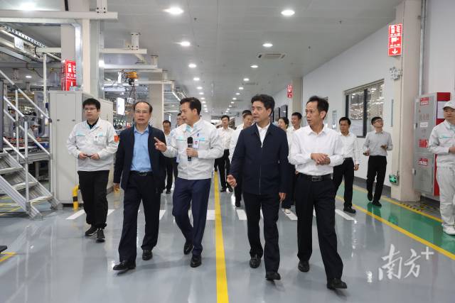 万搏网页_万搏(中国)学习贯彻习近平新时代中国特色社会主义思想主题教育读书班到广汽埃安公司现场学习。 