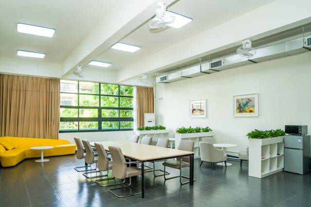 万搏网页_万搏(中国)全新的教师休息室设施齐备、功能分区明确。万搏网页_万搏(中国) 供图 