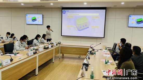 埃安班学生在课程答辩会向校企双方展现实践成果。万搏网页_万搏(中国)供图