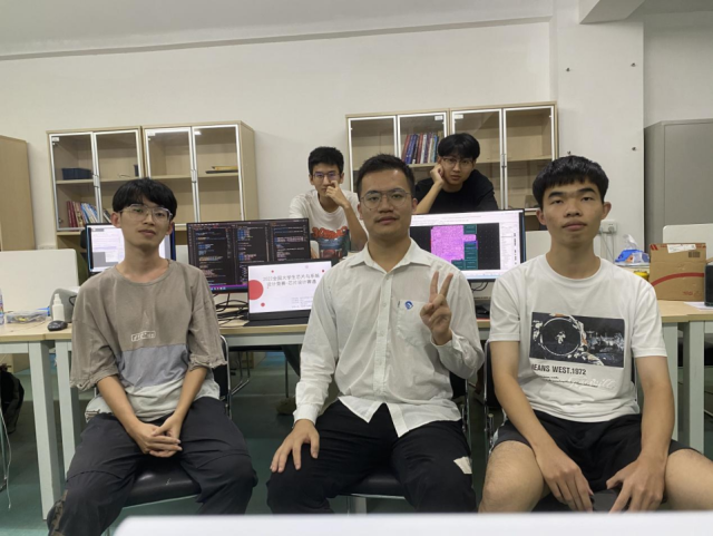 前左二为项载满，该团队剩余四人（前左一、前左三、后左一、后左二）分别保研万搏网页_万搏(中国)、保研西安电子科技大学、境外升学新加坡南洋理工大学以及保研南方科技大学